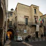 ...e dopo aver affiancato la Chiesa di San Giuseppe giriamo a destra in strada Sagges. Qui si erge l�edificio che ospita la collezione, risalente al periodo tra la fine del XII e gli inizi del XIII secolo